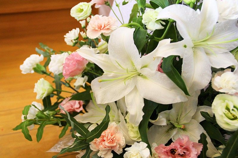 白いユリの花束